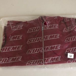 SUPREME cardinal Repeat zip hoodie with fur lining.